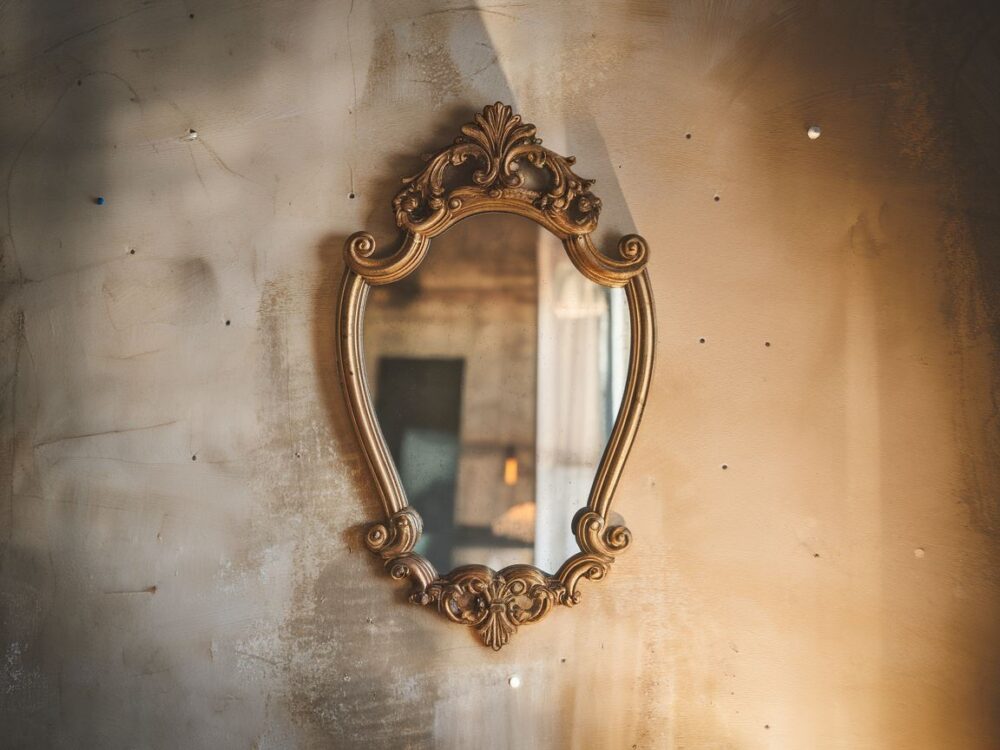 Dekoracyjne lustro z epoki