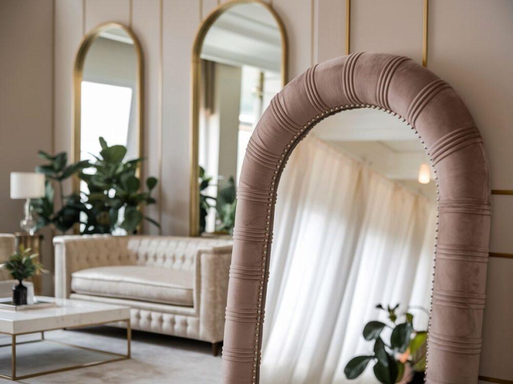 Nowoczesne lustro na ścianie