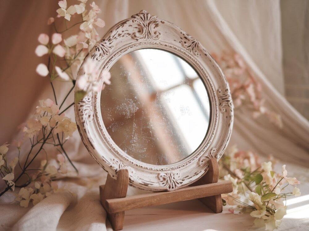 białe lustro vintage