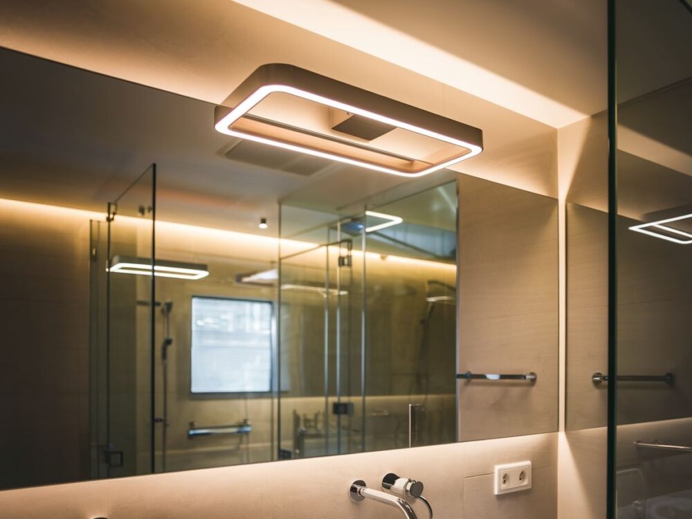 ciepłe światło łazienkowe
