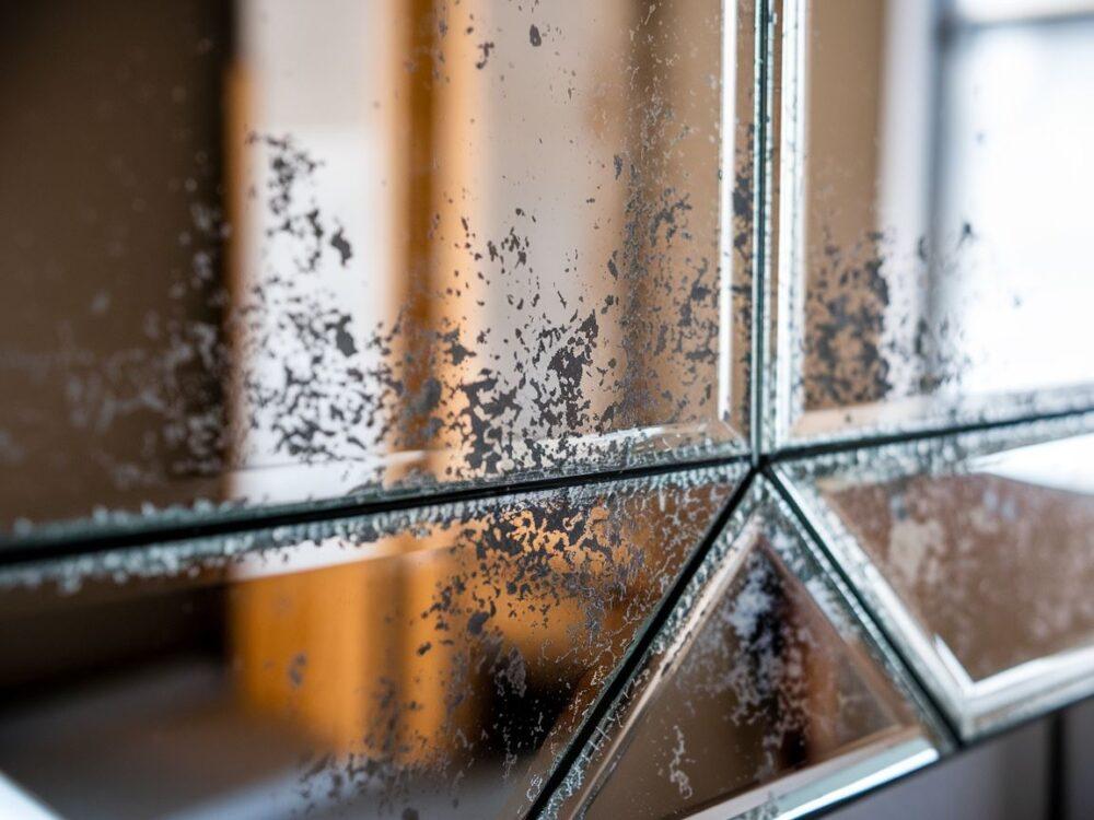 czarne krawędzie lustra