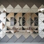 dekoracja ściany lustrami