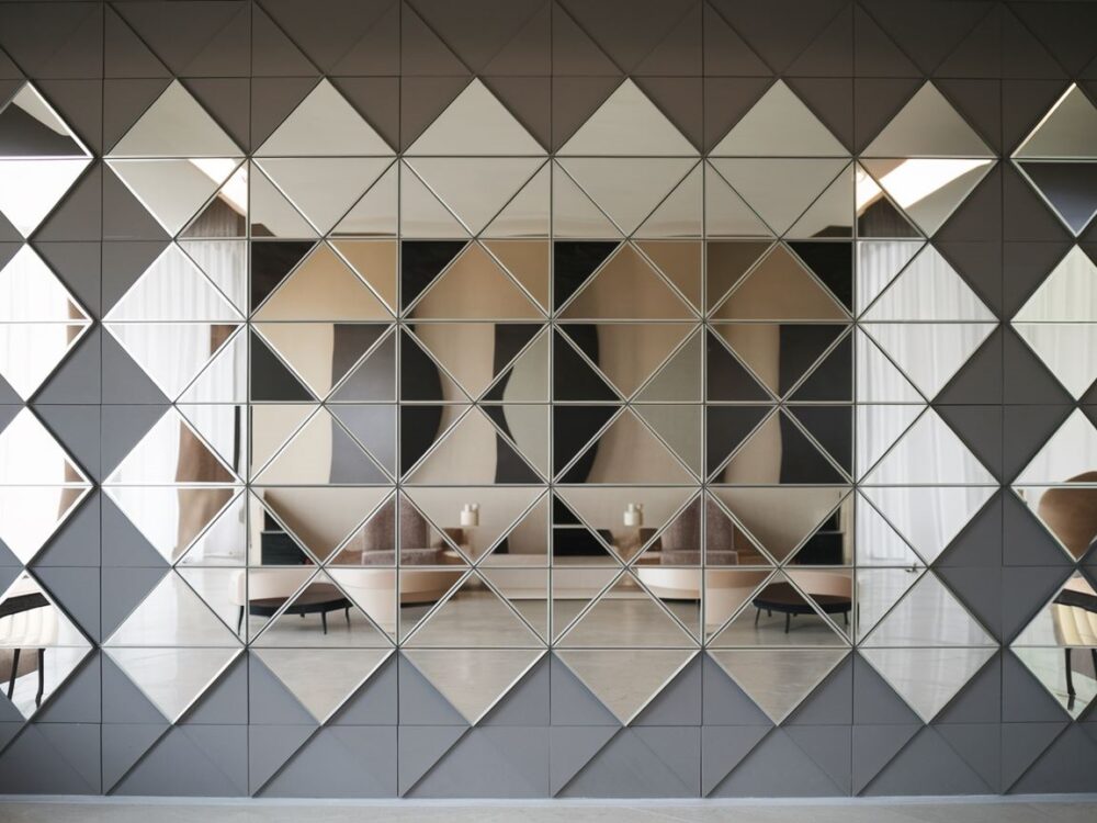 dekoracja ściany lustrami