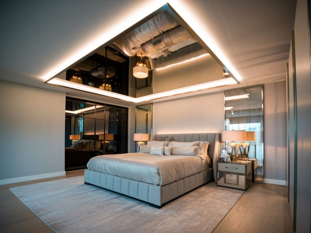 dekoracja sufitu lustrem