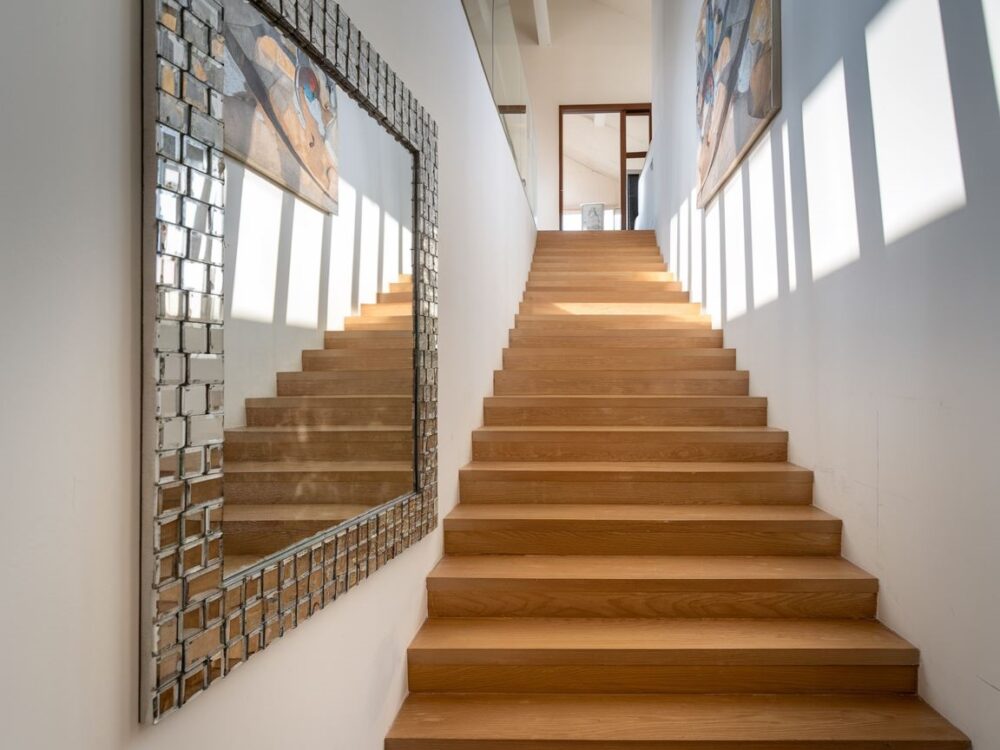 drewniane schody i lustro