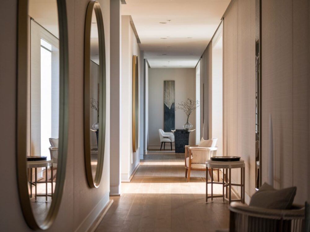 duże lustro w korytarzu
