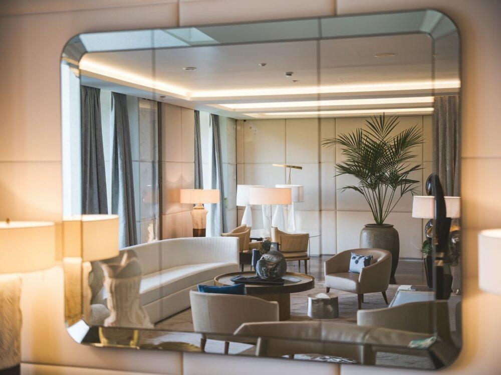 duże lustro z fazowanymi krawędziami