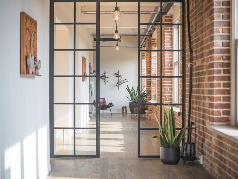 industrialne lustro na ścianie