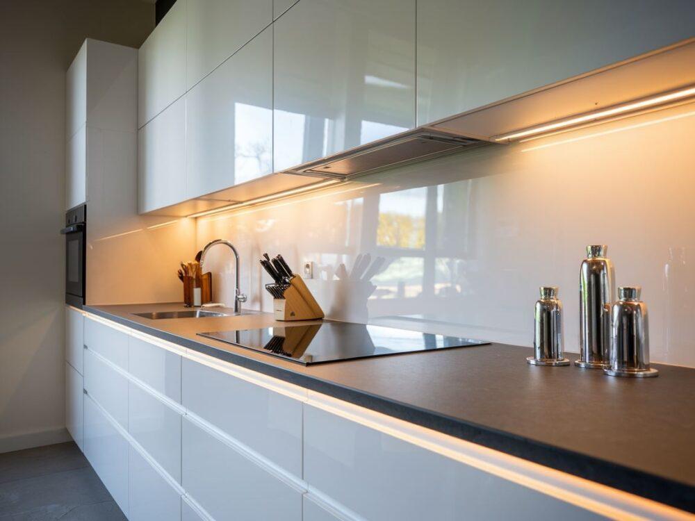 jasna kuchnia podszafkowa