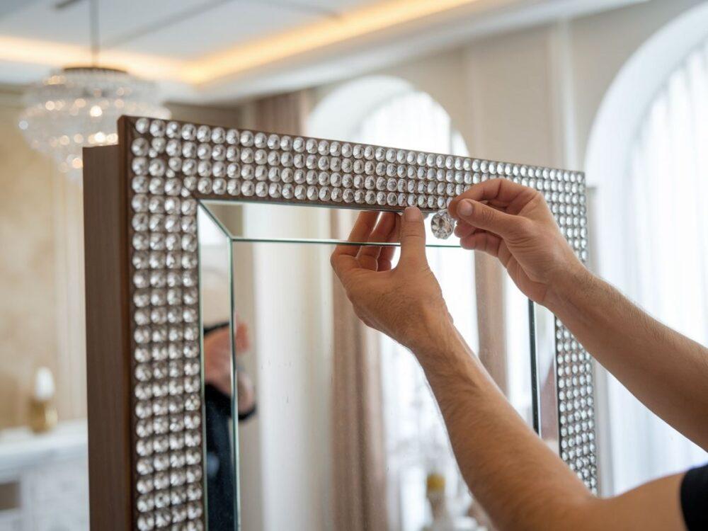 kryształki na ramie lustra