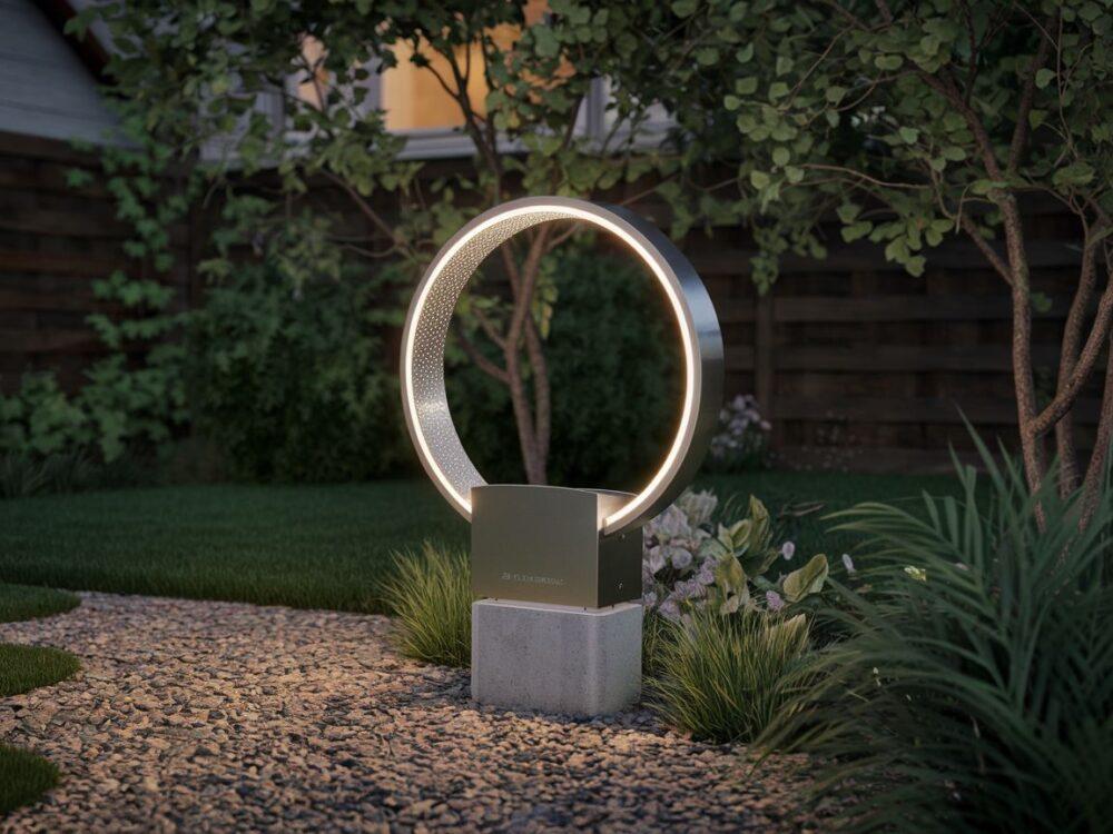 lampa solarna na trawniku