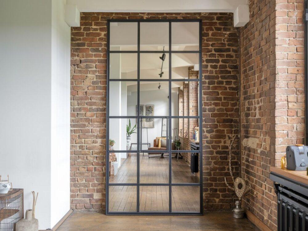 lustro loftowe w przedpokoju