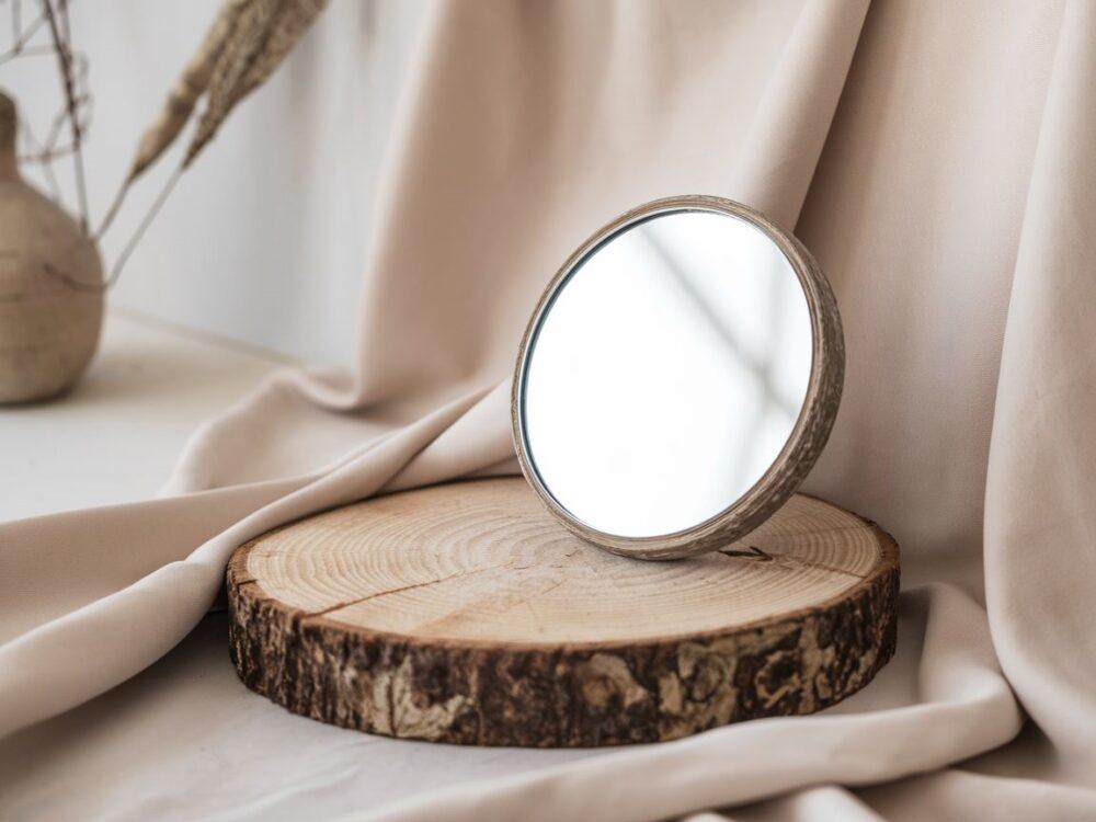 lustro na drewnianym plastrze