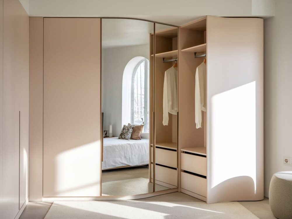 lustro na drzwiach szafy