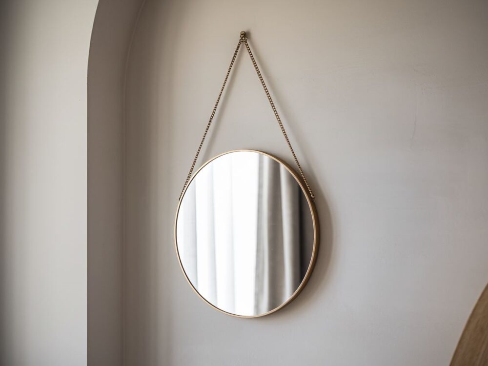 lustro na ścianie
