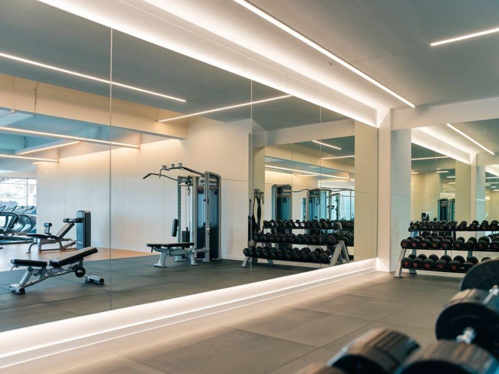 lustro na ścianie siłowni