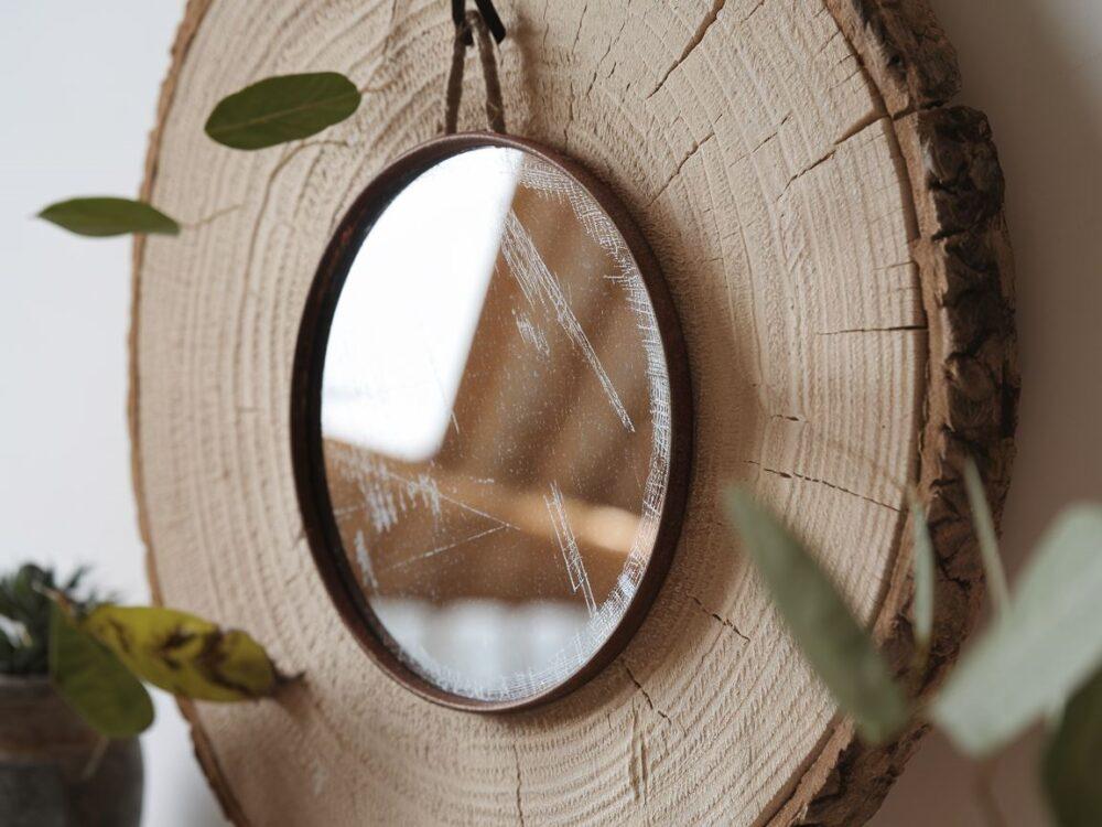 lustro w drewnianej ramie