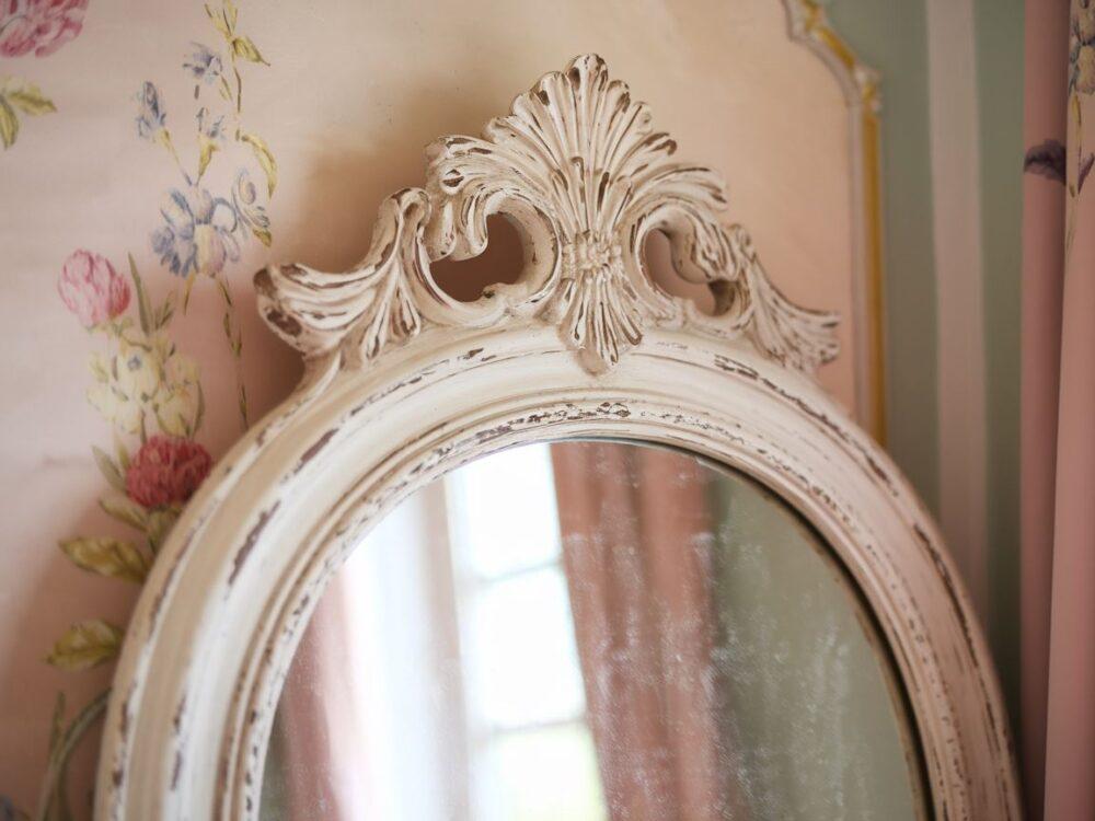 lustro z kwiatowymi zdobieniami