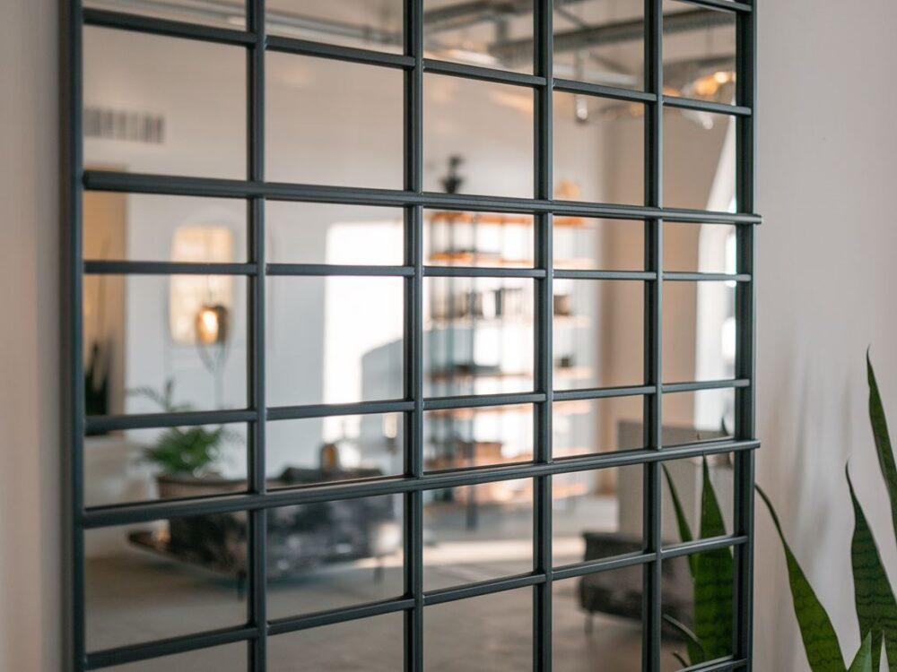 lustro z metalową ramą