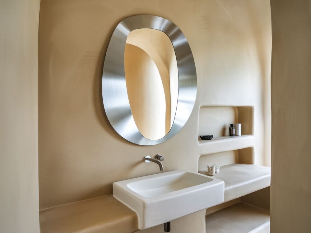 lustro z metalową ramą