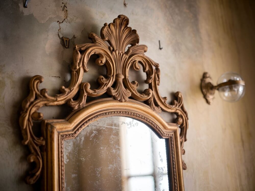 lustro z pozłacaną ramą