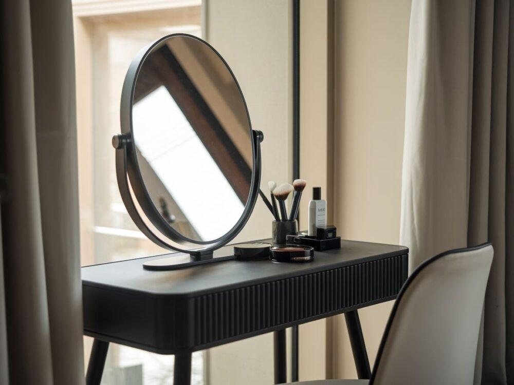 minimalistyczne lustro do toaletki