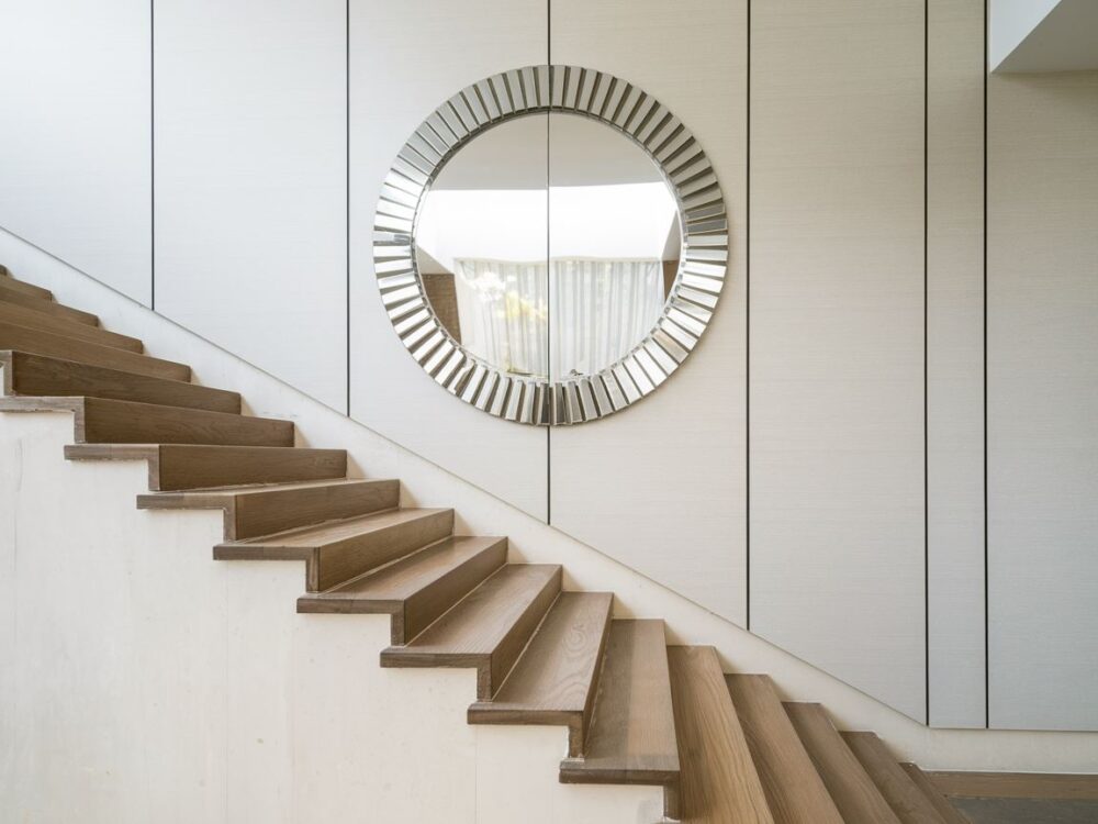 minimalistyczne schody z lustrem