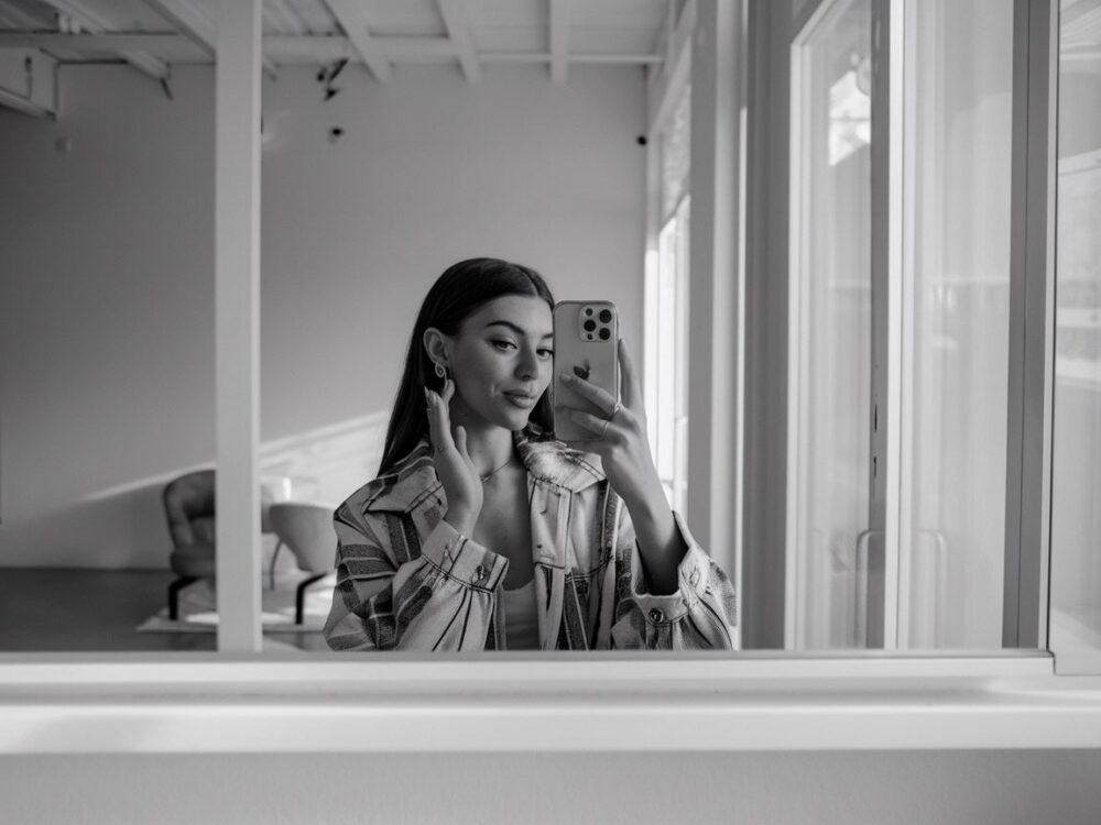 modna kobieta przy lustrze