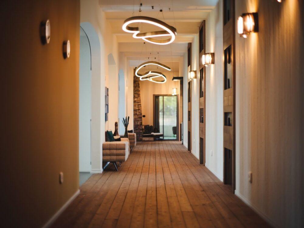 nowoczesna lampa w korytarzu