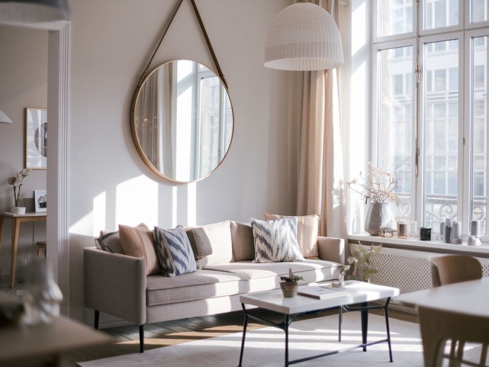 nowoczesny salon z lustrem