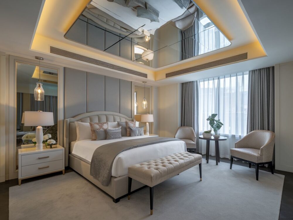 nowoczesny wystrój sypialni z lustrem