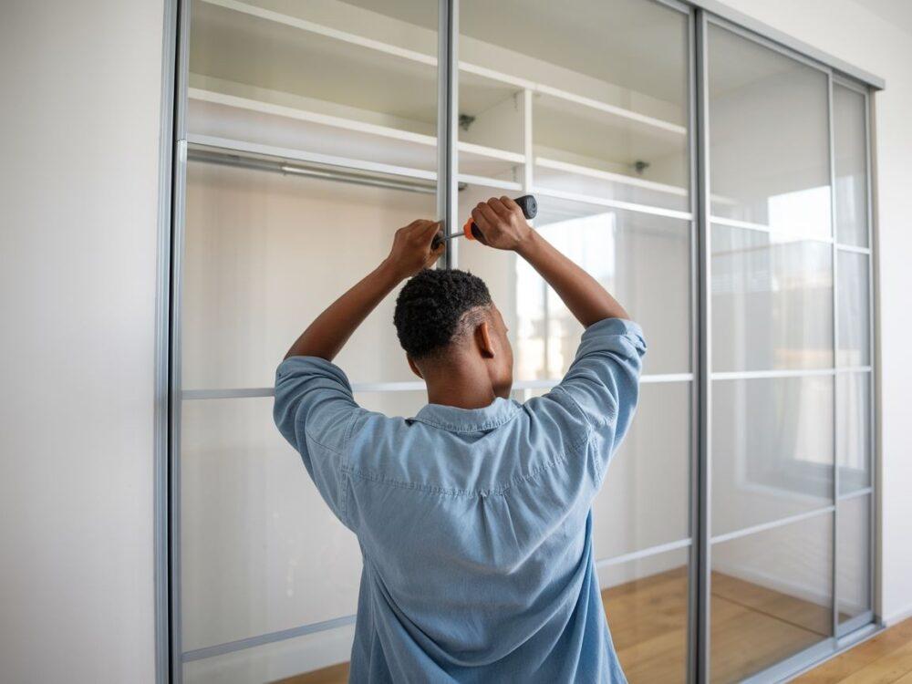 osoba demontująca drzwi