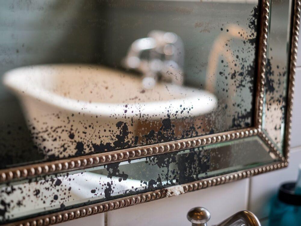 stare lustro z przebarwieniami