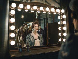 światła wokół lustra