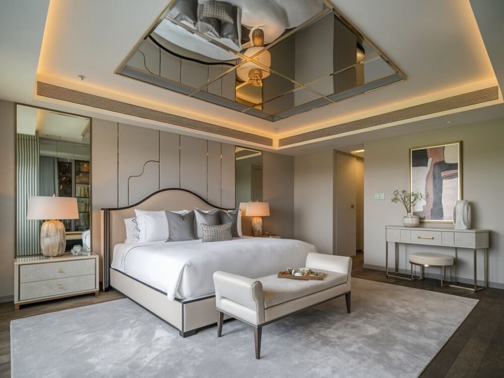 sypialnia z dużym lustrem na suficie