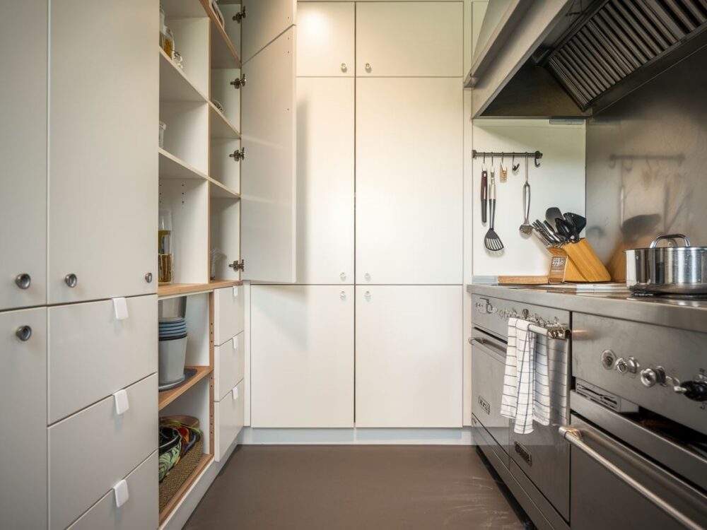 szczelina przy lodówce w kuchni