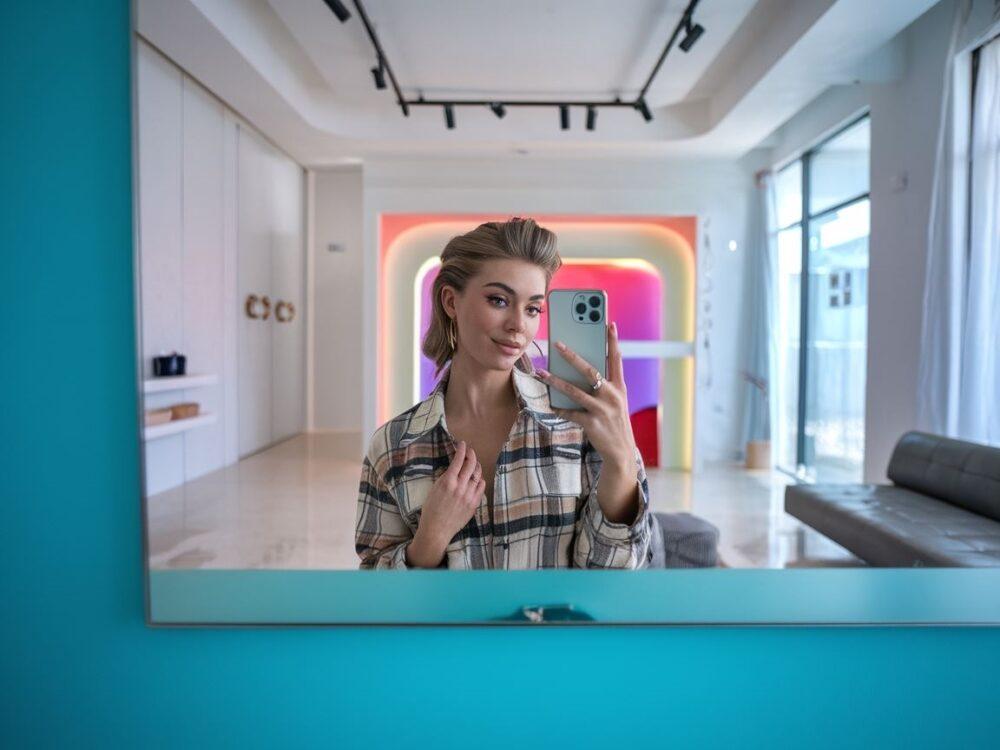 telefon w ręku przy selfie