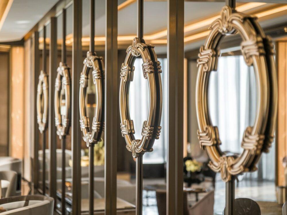 złote lustro w przedpokoju