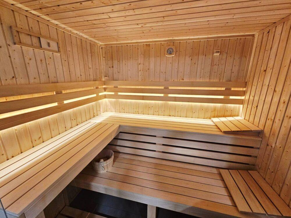 Nowoczesna sauna fińska na wymiar w domu jednorodzinnym – realizacja producenta Saunar.